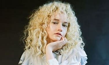 is-julia-garner-related-to-james-garner