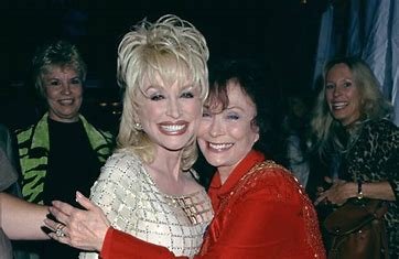 is-dolly-parton-related-to-loretta-lynn
