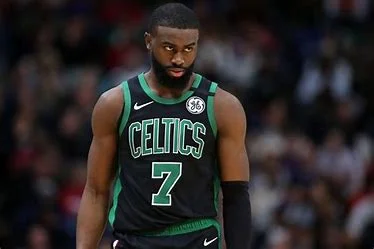 is-jaylen-brown-related-to-dee-brown